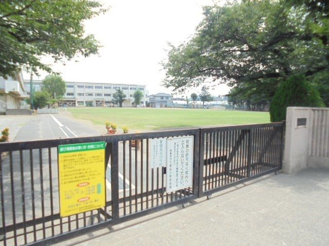芝生の校庭が拡がる保谷小学校まで2分！シーズガーデン西東京