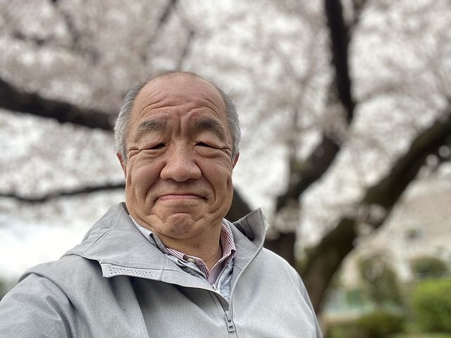 2020・３　西東京市内の公園の桜のもと自取りする代表の鈴木義晴