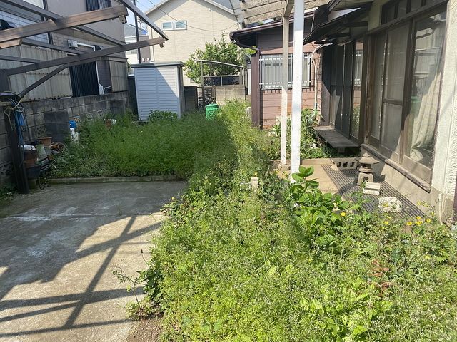 西東京市東町の空き家の荒れた庭先