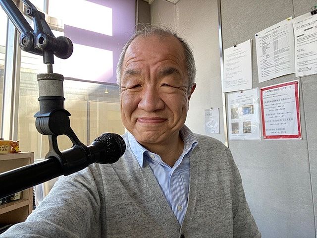 FM西東京のAスタジオで自撮りする鈴木義晴（2020.12.21）スプラッシュ