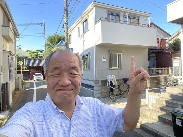 西東京市泉町2丁目の新築一戸建てを背景に自撮りする鈴木義晴（2021.3.30）スプラッシュ