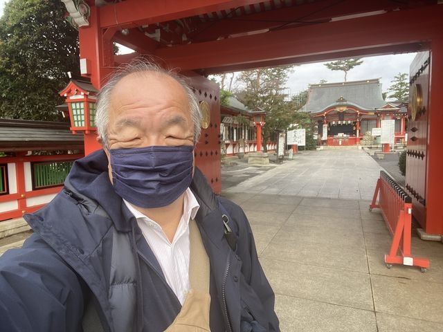 十五日参りに訪れた東伏見稲荷神社の山門で自撮りする鈴木義晴（2021.11.15）