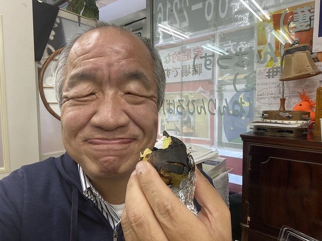 焼き芋を頬張る鈴木義晴（2021.11.11）スプラッシュ