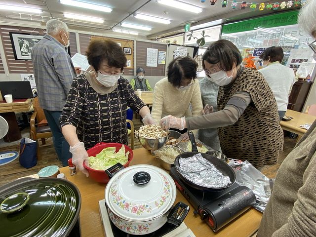 昭和の学び舎 皆んでお料理をする様子2（2021.11.11）スプラッシュ