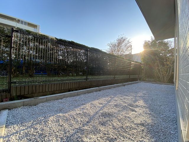西東京市富士町1丁目3号棟の砕石を敷き込んだ庭先（2021.11.26）スプラッシュ