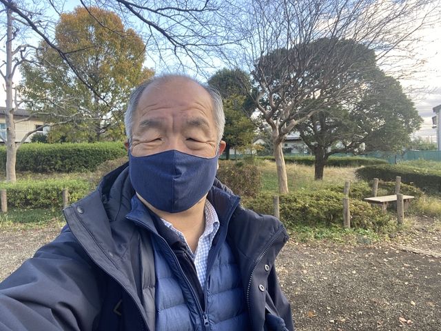 紅葉する文理台公園で自撮りする鈴木義晴・スプラッシュ