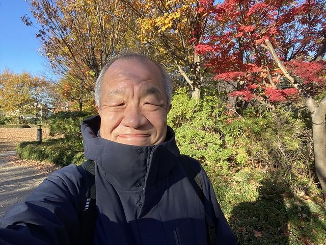 2021年紅葉するあらやし公園（西東京市下保谷）で自撮りする鈴木義晴（2021.11.28）