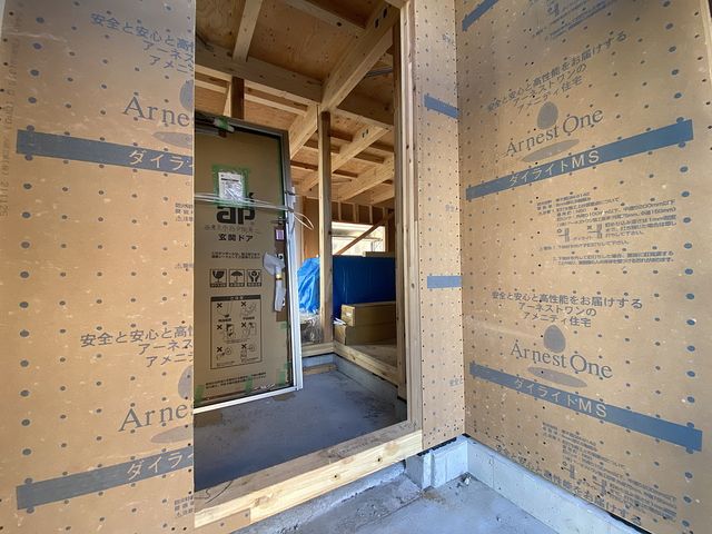 西東京市谷戸町1丁目新築一戸建て玄関部分壁面（ダイライト）（2021.12.8）スプラッシュ