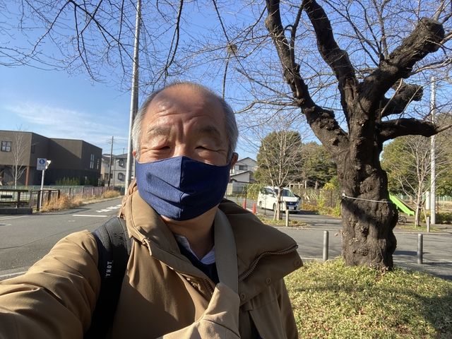 武蔵野市桜堤のマンション側の公園で自撮りするスプラッシュの鈴木義晴（2021.12.26）