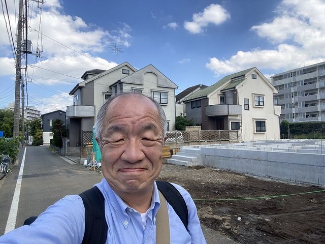 西東京市富士町1丁目新築一戸建てをバックに自撮りする鈴木義晴（2021.9.12）鈴木義晴