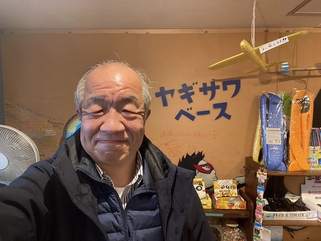 駄菓子屋らくごの会場であるヤギサワベースにて自撮りするスプラッシュの鈴木義晴（2022.1.09）