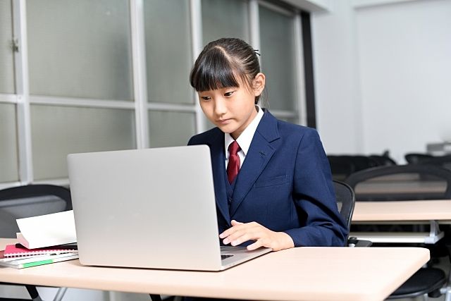 オンライン授業を受ける女子中学生のイメージ画像（20221.15）スプラッシュ