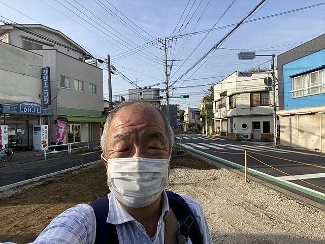 セットバック部分のアスファルト舗装が完了した西東京市保谷町の現地で自撮りする鈴木義晴（2022.4.25）スプラッシュ