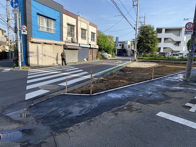 セットバック部分のアスファルト舗装が完了した西東京市保谷町の現地3（2022.4.25）スプラッシュ