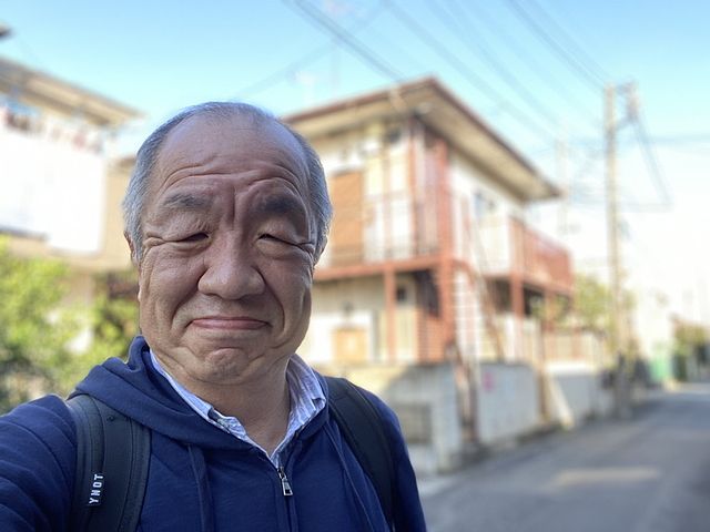 西東京市北原町1丁目の戸建住宅をバックに自撮りする鈴木義晴