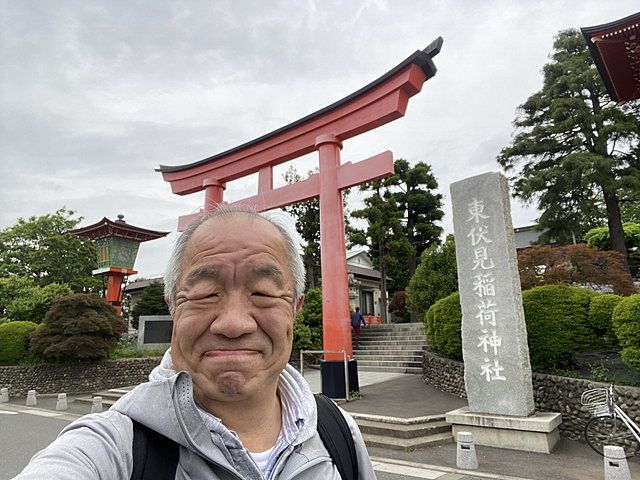 東伏見稲荷神社の鳥居を背景に自撮りする鈴木義晴（2022..5.1）スプラッシュ