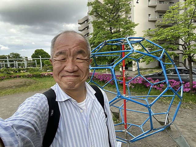 ひょうたん島公園で自撮りする鈴木義晴（2022.5.7）スプラッシュ