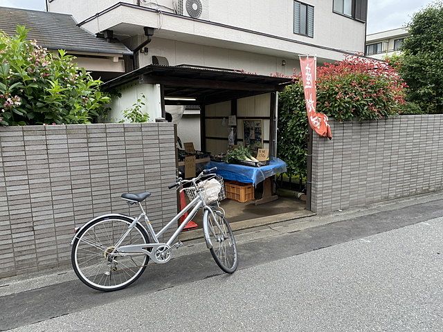 西東京市富士町4丁目の野菜直売所の店頭（2022.5.31）スプラッシュ