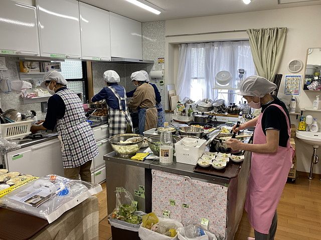 げんきの厨房で料理を作るボランティアの人　スプラッシュ