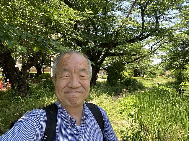 さくら公園で自撮りする鈴木義晴（2022.5.23）スプラッシュ