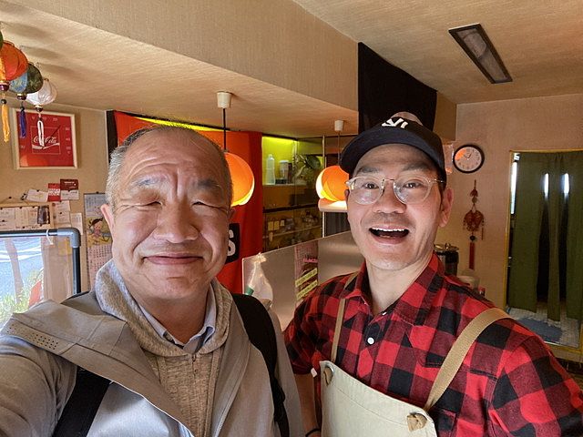 マットトロイ店主の小野塚さんとツーショットで写る鈴木義晴・スプラッシュ