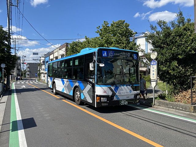 吉祥寺行「平和通り」のバス停に停車する西武バス（2022.7.31）スプラッシュ