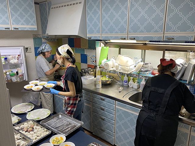 美味しいご飯を作る厨房ボランティアの人たち（2022.9.4）スプラッシュ