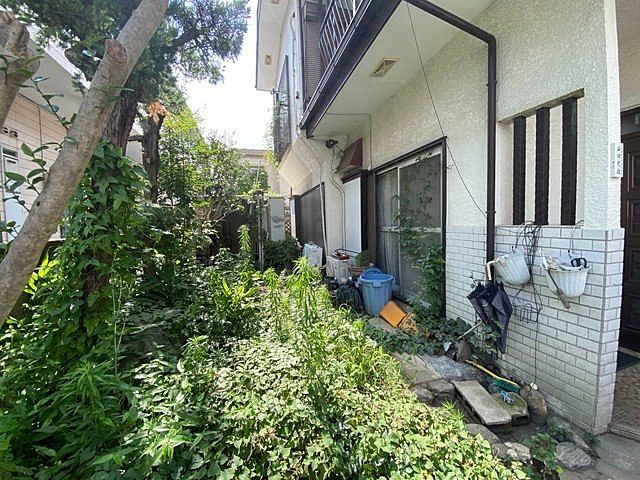 小平市中町の空き家の庭先（2023.4.25）スプラッシュ