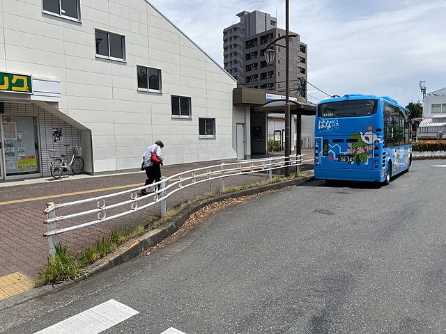 西武新宿線「東伏見」駅南口の歩道3（2023.5.26）スプラッシュ