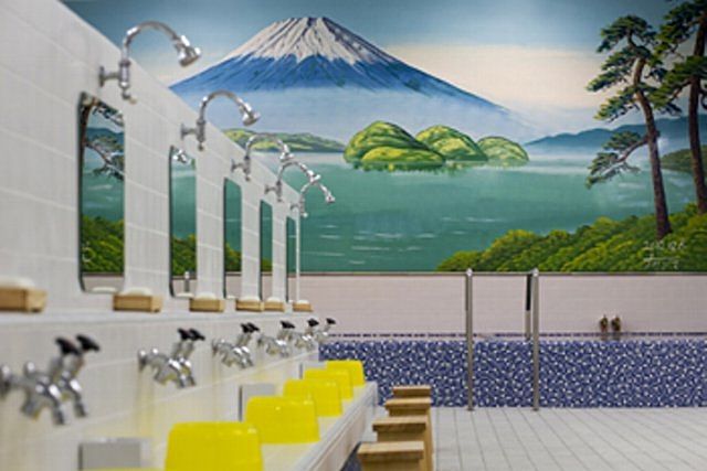 懐かしい銭湯の様子　富士山の壁画と洗い場