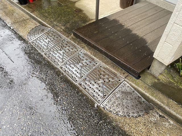 段差プレートが雨水の流れを邪魔している！