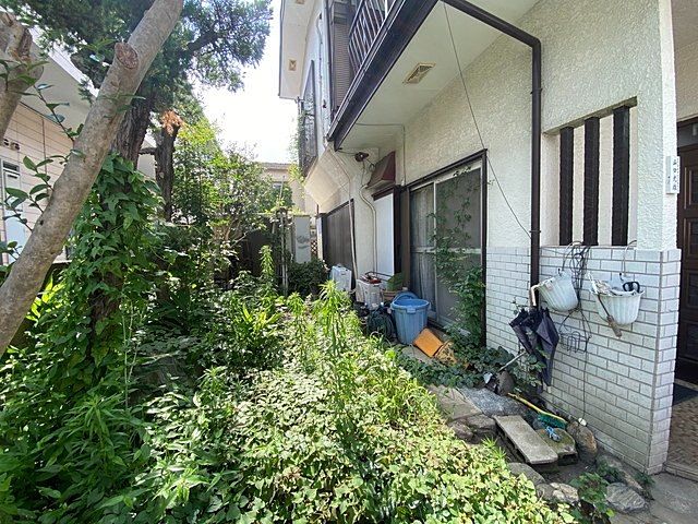 小平市中町の空き家の庭先(2023.4.25)スプラッシュ