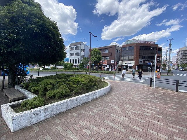 西武新宿線「東伏見」駅北口の歩道(2023.5.26)スプラッシュ