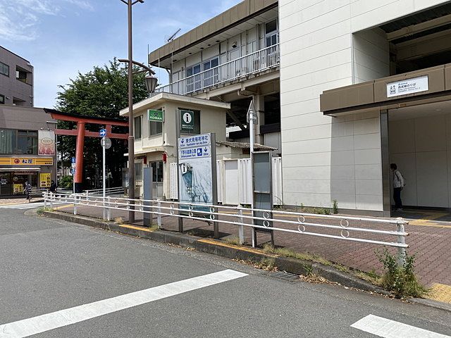 西武新宿線「東伏見」駅南口の歩道2(2023.5.26)スプラッシュ
