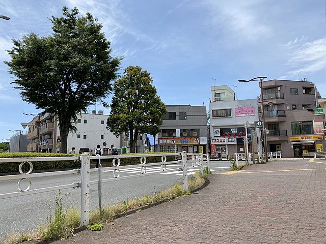 西武新宿線「東伏見」駅南口の歩道(2023.5.26)スプラッシュ