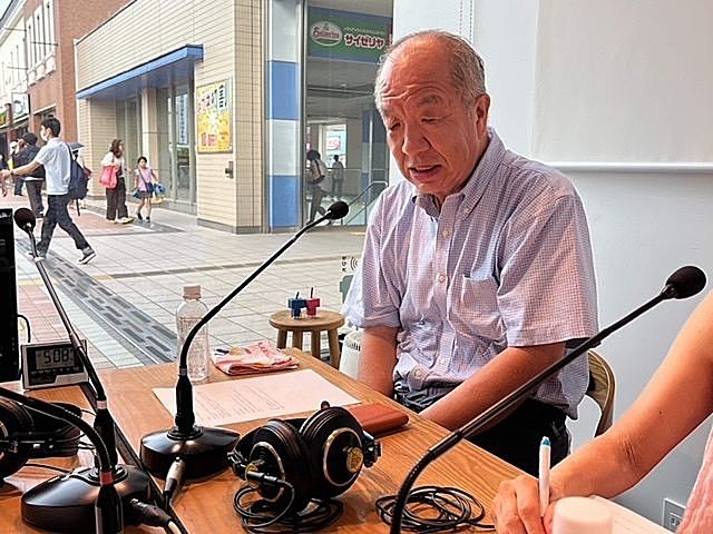 FM西東京の番組に出演する鈴木義晴(12.27)スプラッシュ